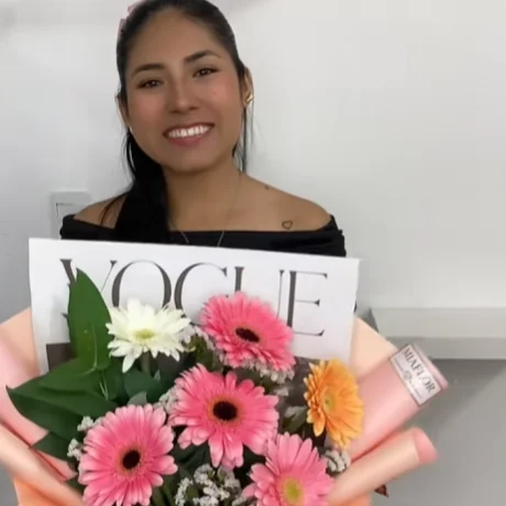 Cliente satisfecho con arreglo floral