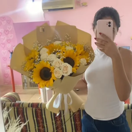 Cliente contenta con bouquet