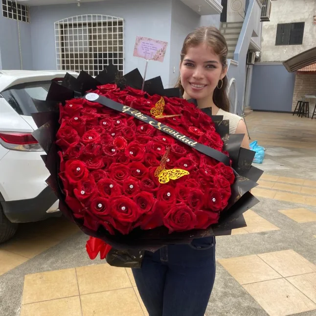 Cliente satisfecha con regalo floral