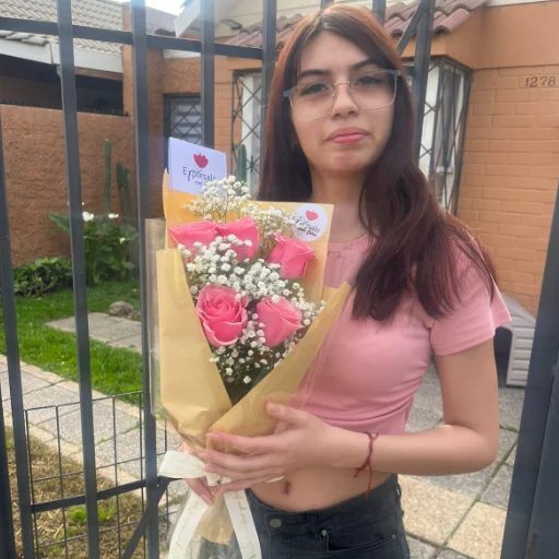 Cliente feliz con flores